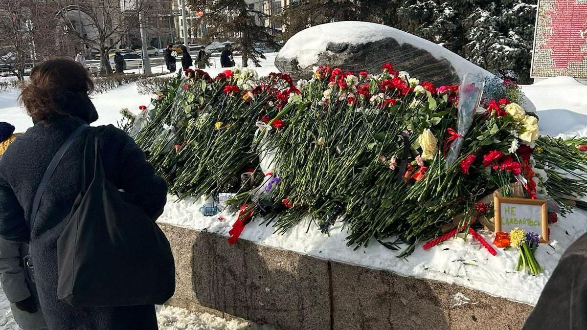 Český diplomat uctil přímo v Moskvě památku Navalného. Pod dohledem FSB